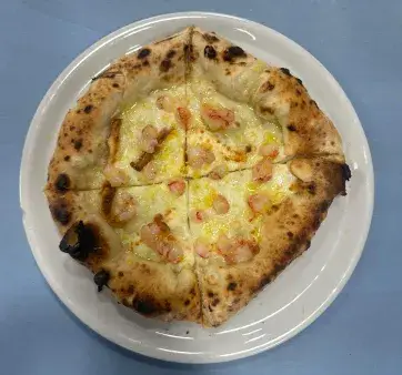 Pizza bianca con mozzarella e gamberetti, cotta in forno a legna, ristorante Lido26 Da Rapi a Reggio Emilia