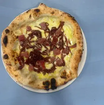 Pizza napoletana con prosciutto crudo o speck e mozzarella, servita su piatto bianco da Lido26 Da Rapi, ristorante di pesce e pizzeria a Reggio Emilia